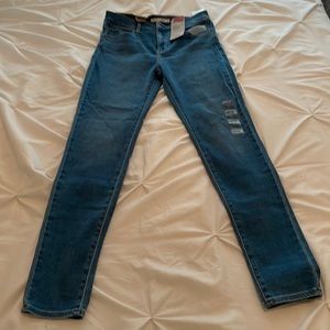 Never worn Levi high rise super skinny